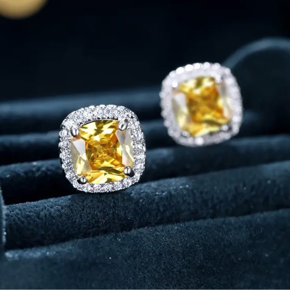 ✨✨Dainty Stud Citrine Earring✨✨✨ - Picture 2 of 4